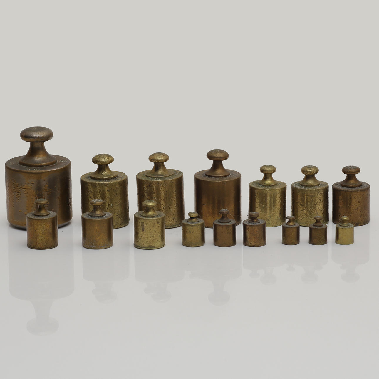 15 BRASS WEIGHTS, CROWNED, 18TH/20TH CENTURY.