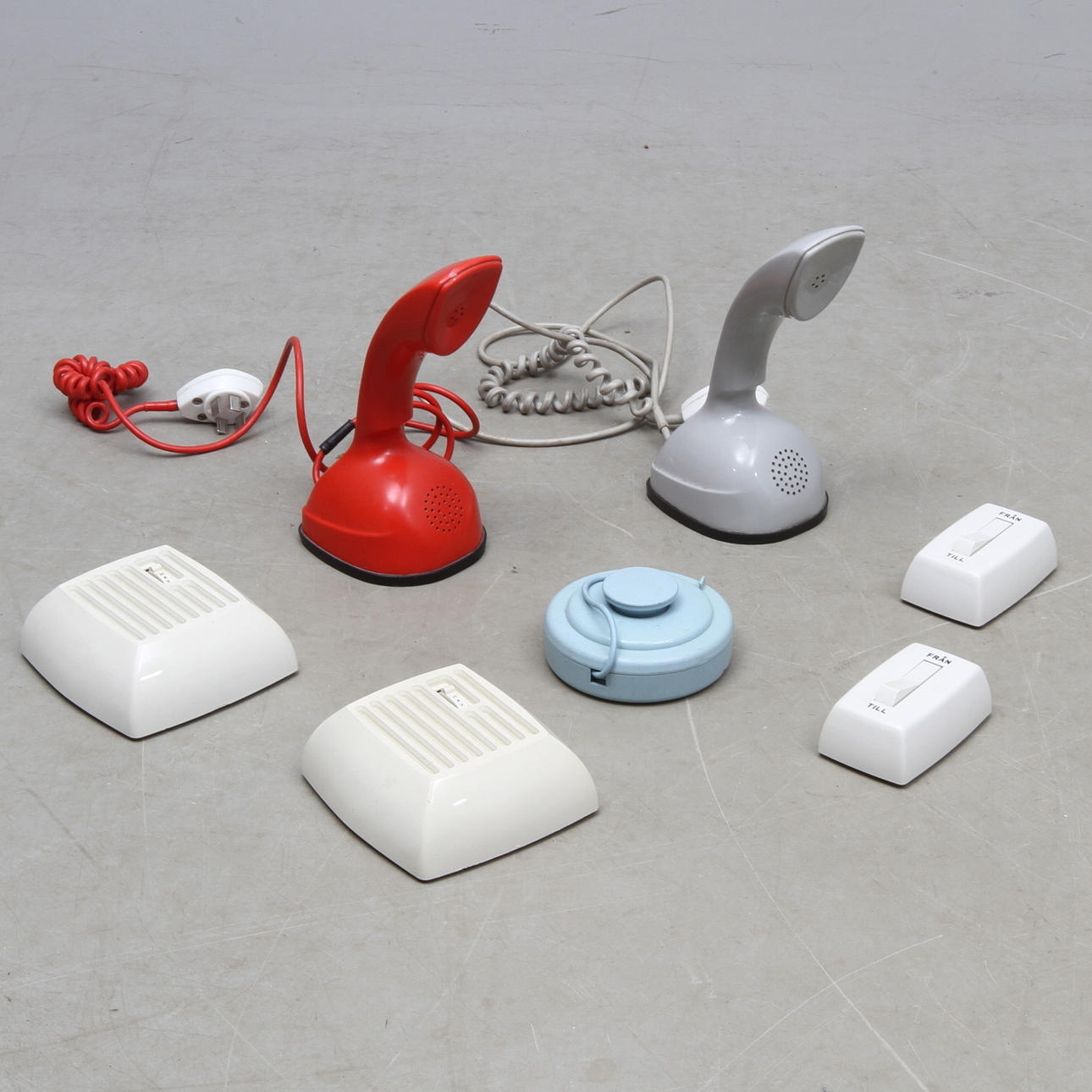 BORDSTELEFONER 2 st, Ericofon, med ringsignaldosor och strömbrytare.