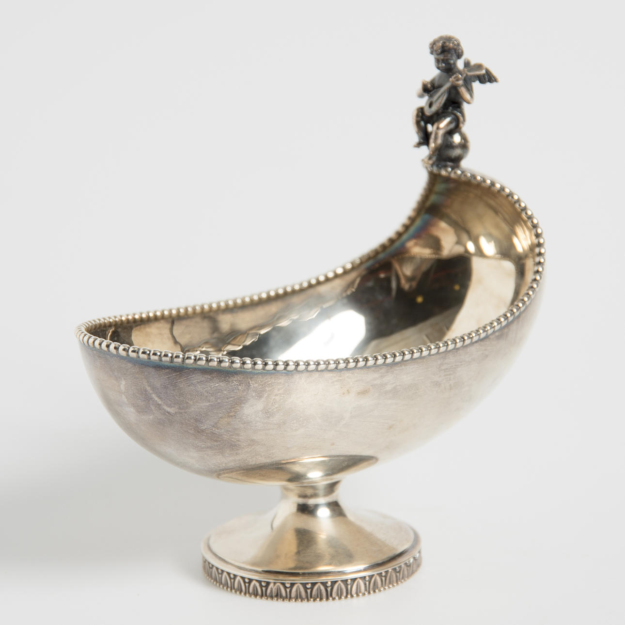 SÅSSKÅL, sterling silver, pärlbård med lutspelande putti.