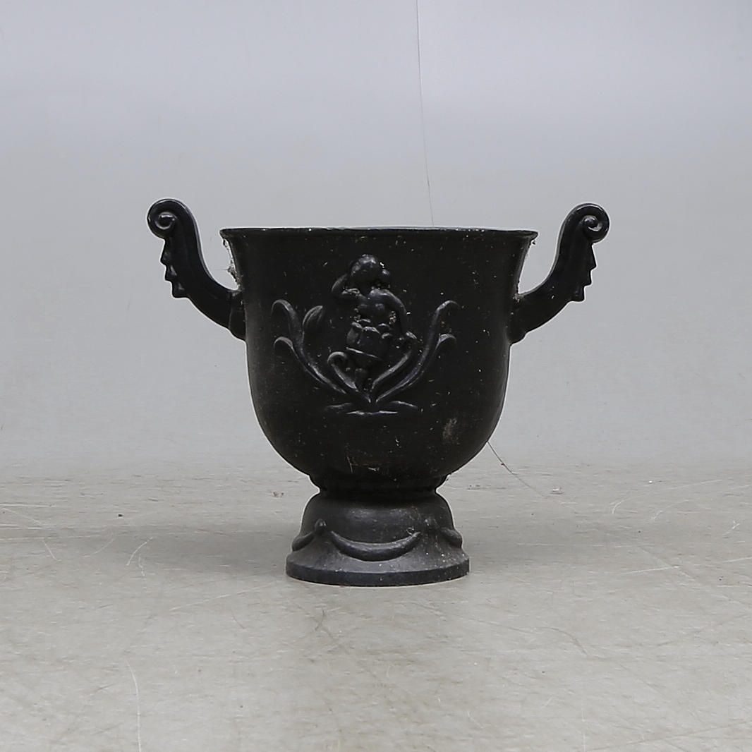 TRÄDGÅRDSURNA, aluminium, design Ivar Johnsson, 1900/2000-tal.