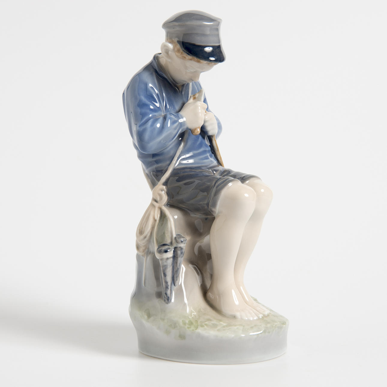 FIGURIN, täljande pojke, Royal Copenhagen.