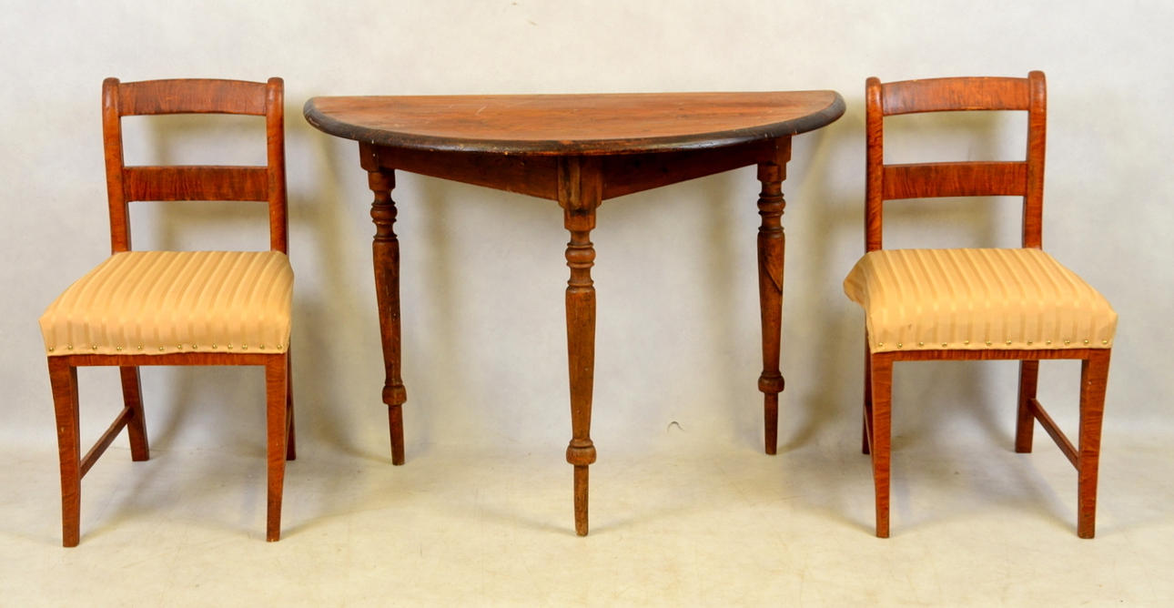HAVMÅNEBORD SAMT TVÅ STOLAR, 1800-tal.