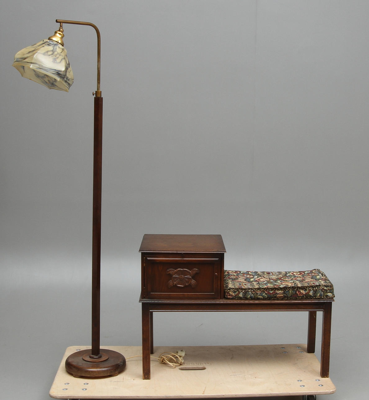 HALLMÖBEL samt GOLVLAMPA, 1900-tal.