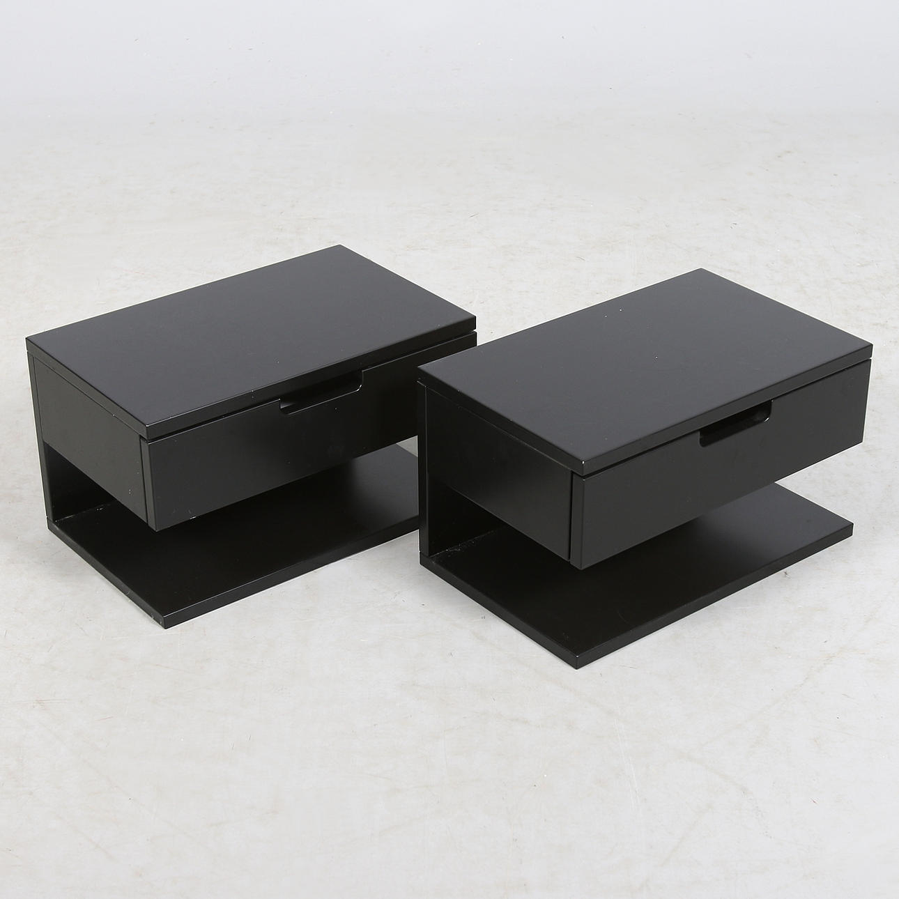 SÄNGBORD, ett par, "Straight", Karin Mannerstål, SB Nord, Sverige, 2000-tal.