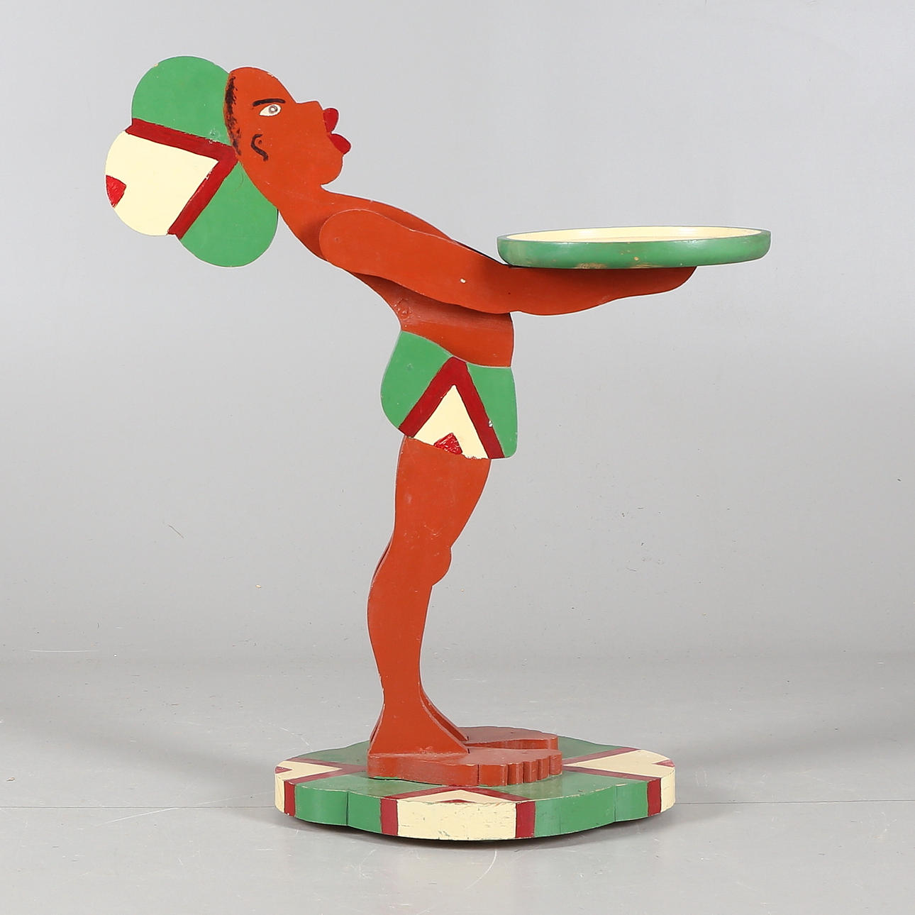 BETJÄNT, trä, 1900-tal.