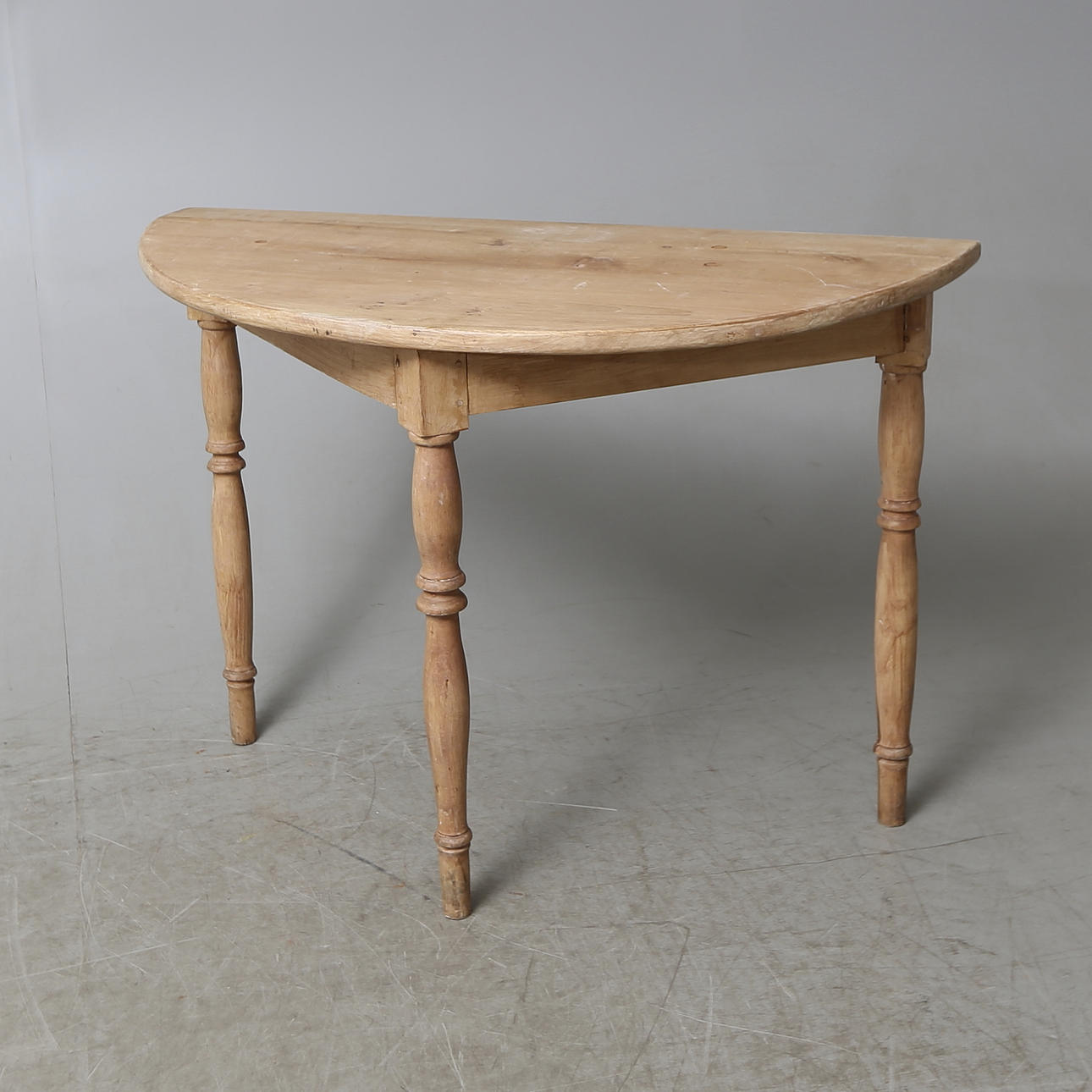 HALVMÅNEBORD, 1800-tal.