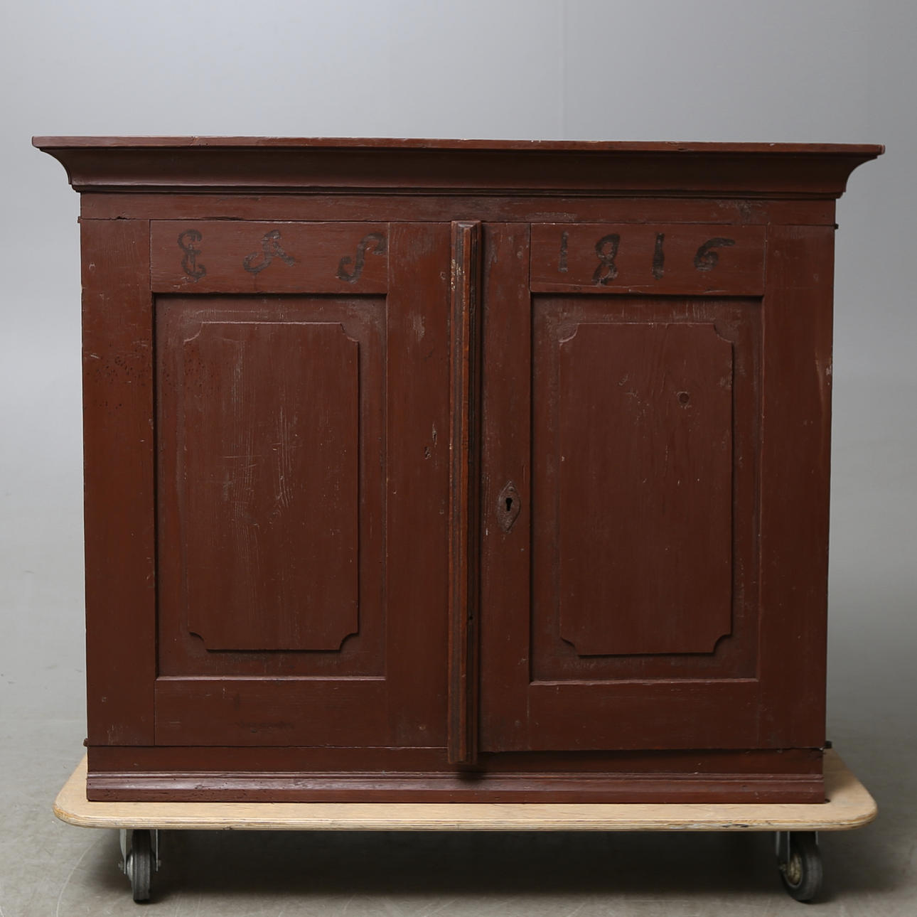 SKÅPSÖVERDEL, 1800-talets första hälft.