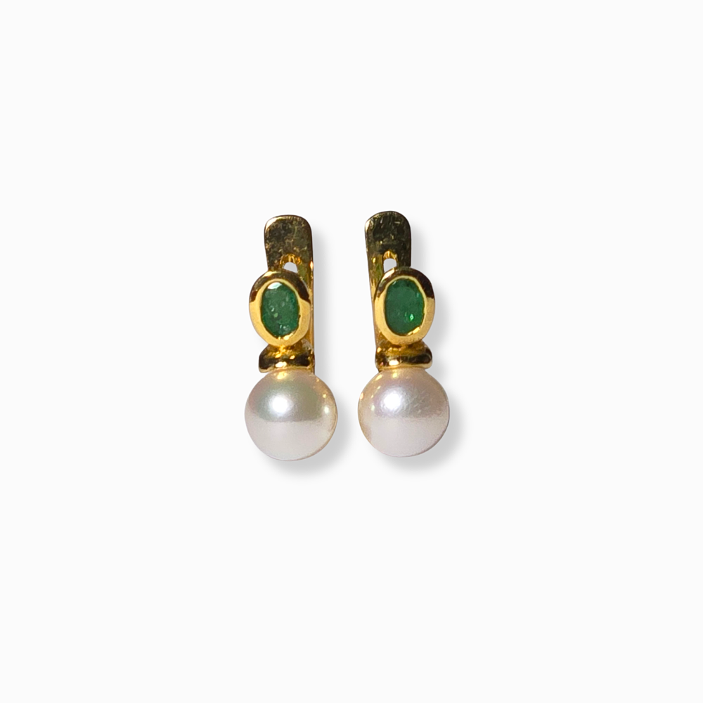 GOLD, PEARL AND EMERALD EARRINGS.