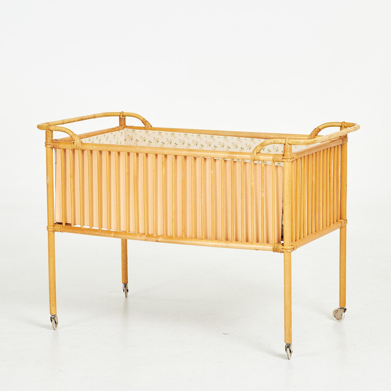 Ein Kinderbett, Rattan und Bambus, NK, Stockholm, 1960er Jahre, auf Rdern,  markiert. Mbel - Sonstiges - Auctionet