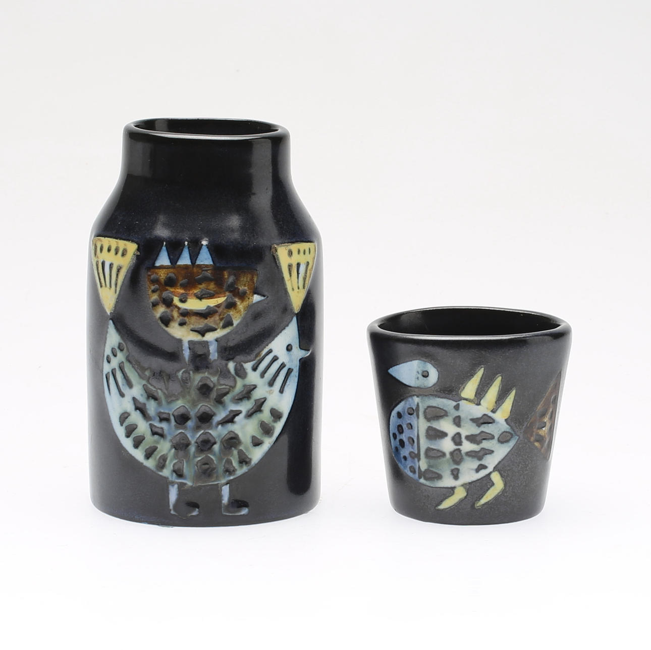 LISA LARSON. 2 st, stengods, vas samt cigarettbägare, ur serien Varieté, Gustavsberg.