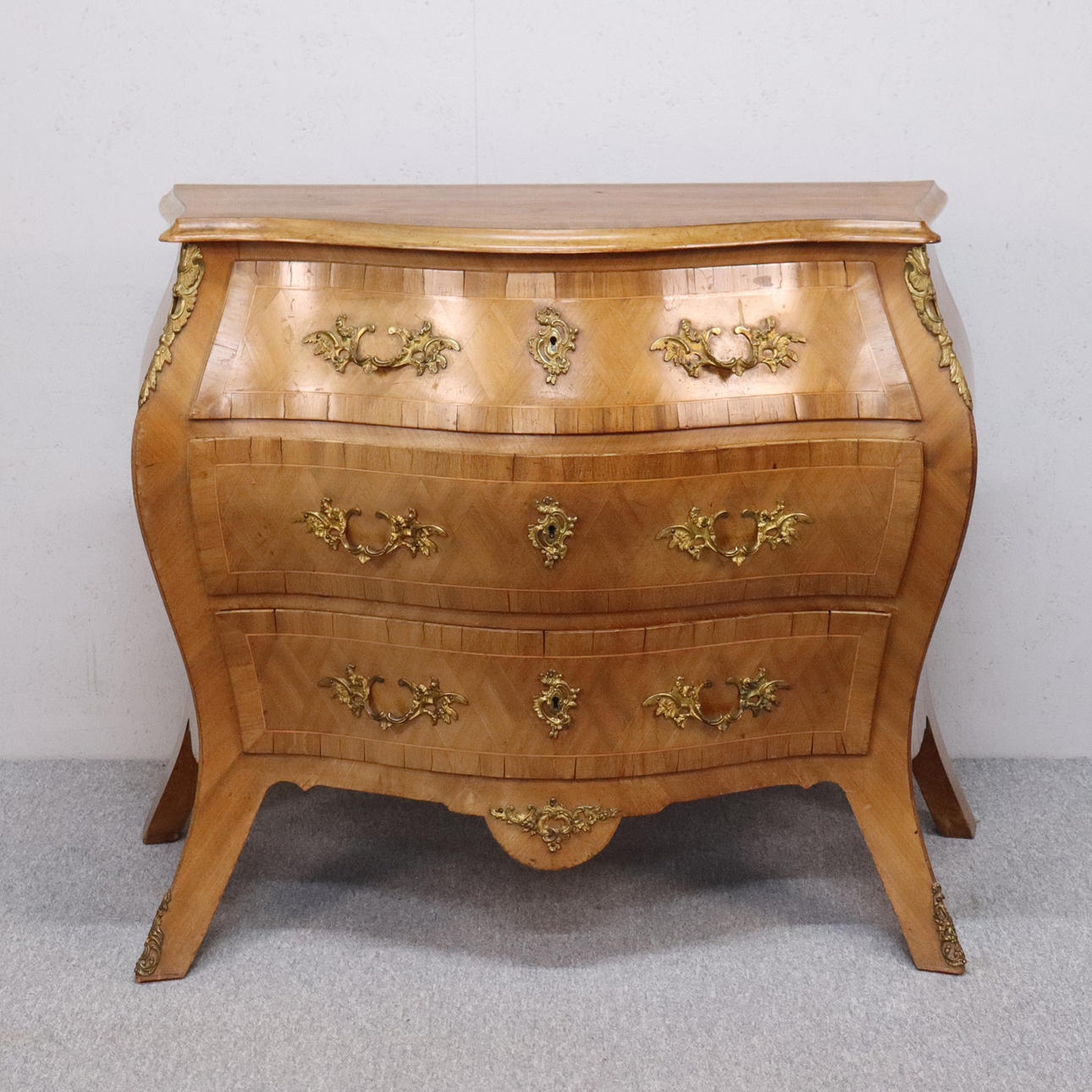 BYRÅ, 1800-tal, rokokostil.