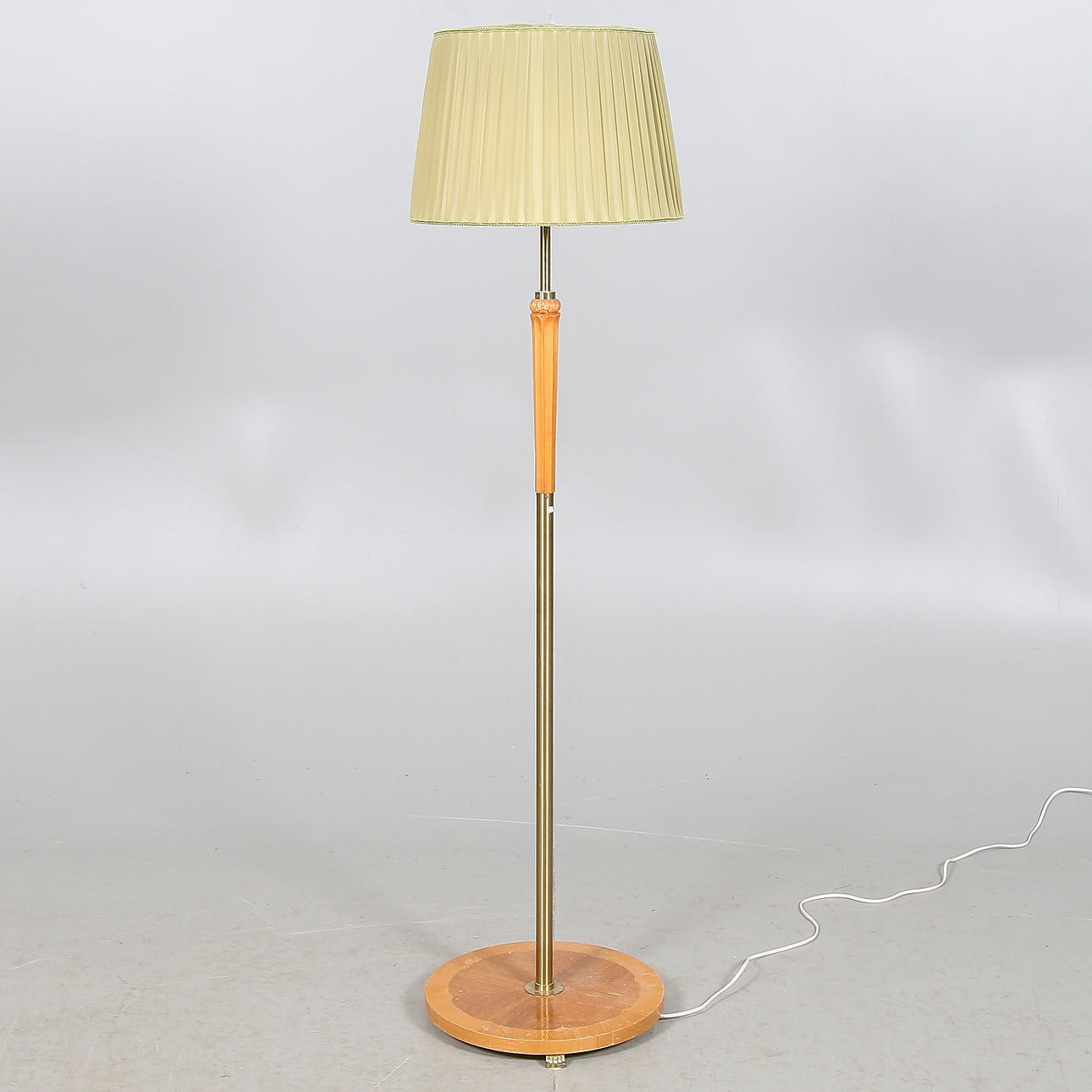 GOLVLAMPA, trä och metall. 1940/50-tal.