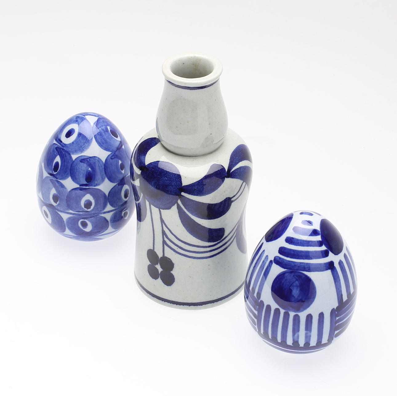 LISA LARSON. 3 st, stengods, vas och figurer, 2 st, bl a Karolin, Gustavsberg.