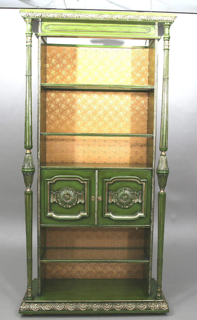 HYLLA MED SKÅP, delvis förgyllt grönmålat trä, glashyllor, Sydeuropa, 1900-talets andra hälft.