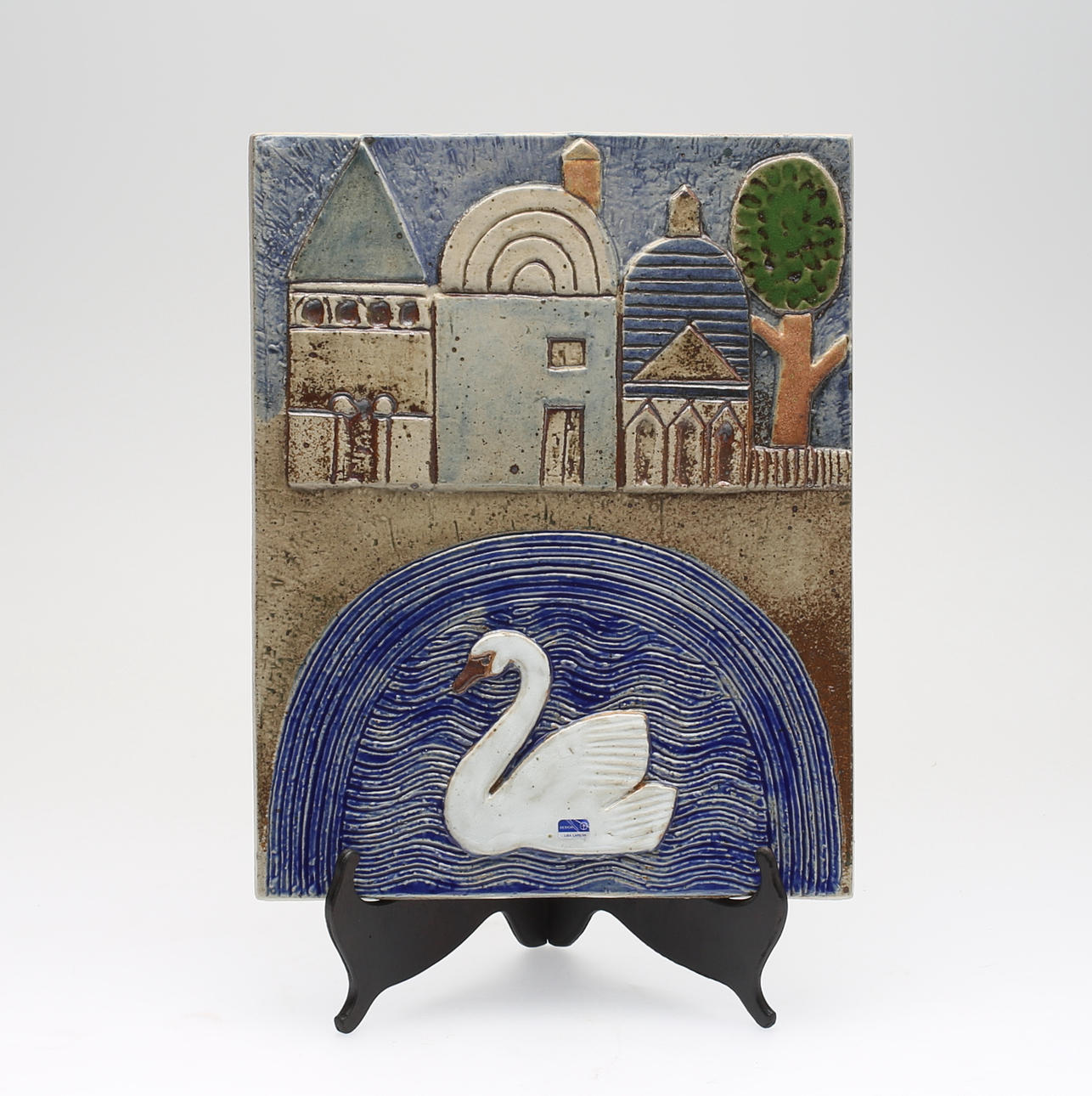 LISA LARSON. stengods, väggplakett, "Svan", Gustavsbergs Studio, numrerad 206/950.