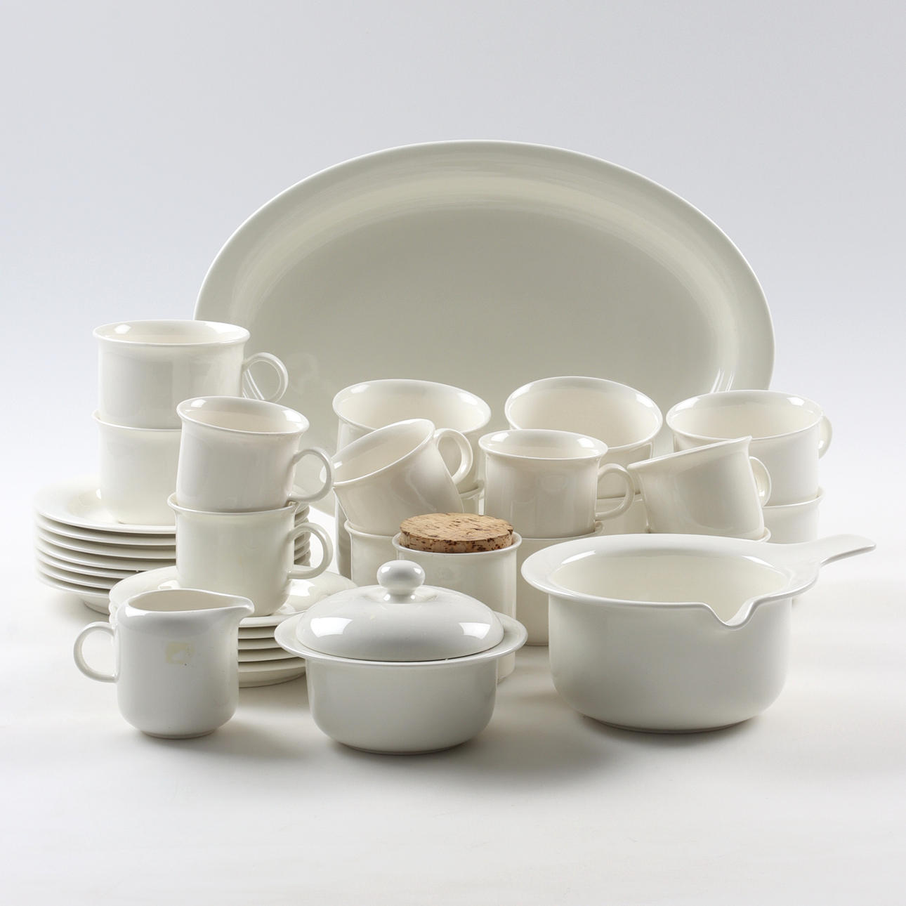 INKERI LEIVO. A set of 33 “Arctica” tableware pieces, Arabia