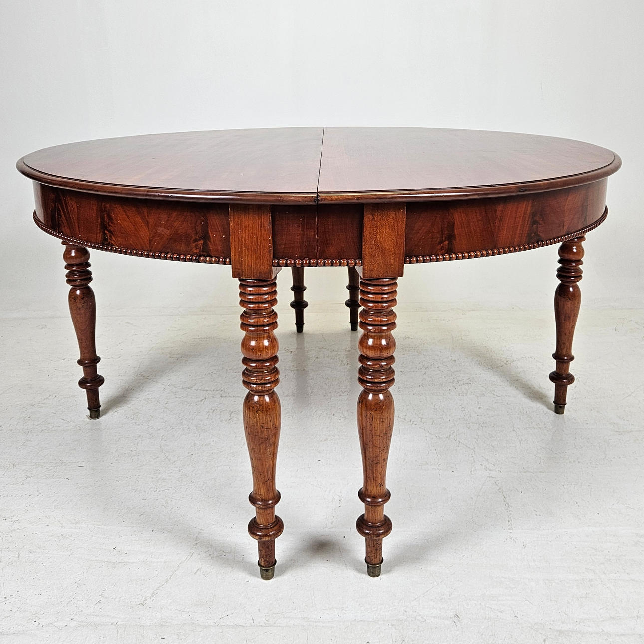Una mesa de comedor de finales del siglo XIX.