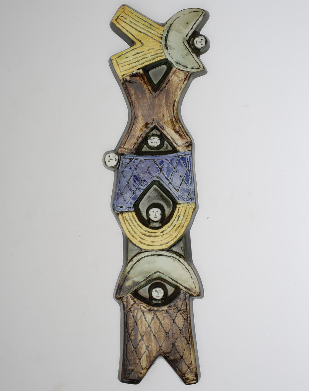 LISA LARSON. Väggplakett, stengods, "Harlekin", Gustavsberg.