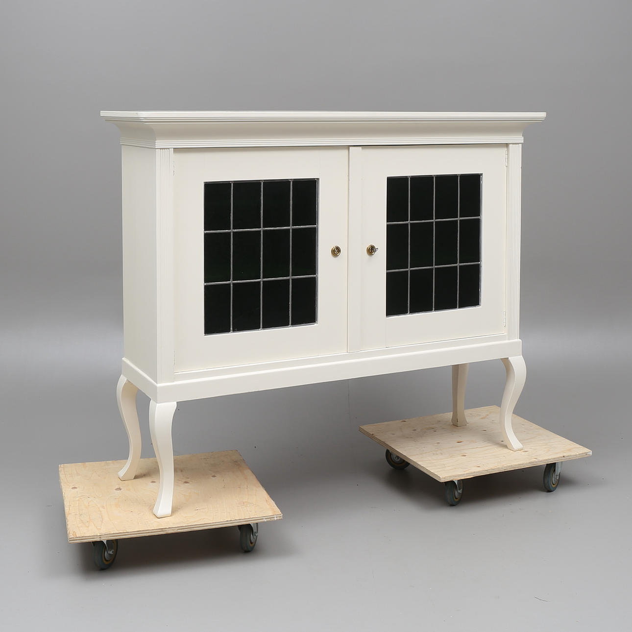 SKÅP, med blyinfattat glas, 1900-talets första hälft.