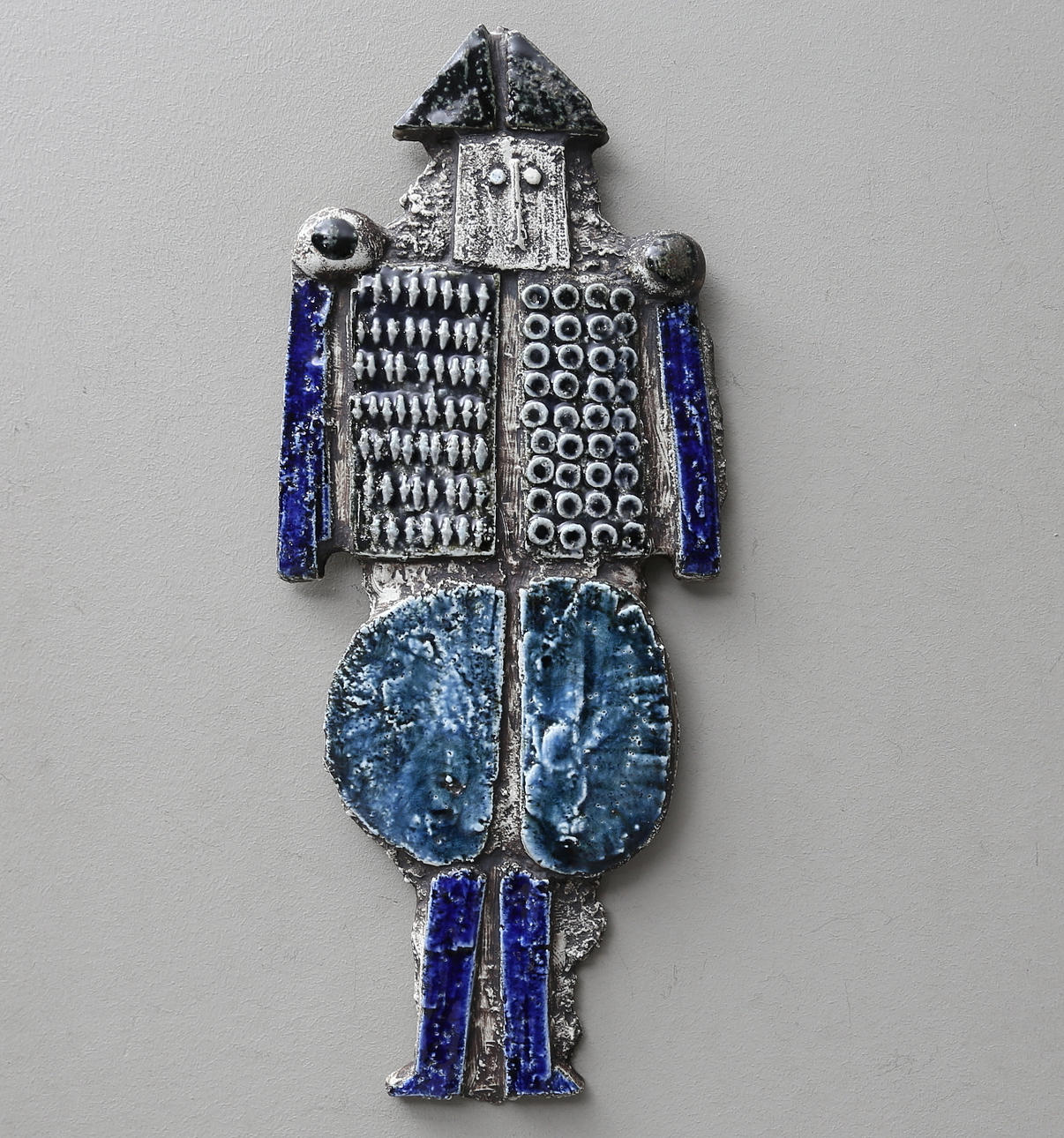 LISA LARSON. stengods, väggplakett, "Soldat".