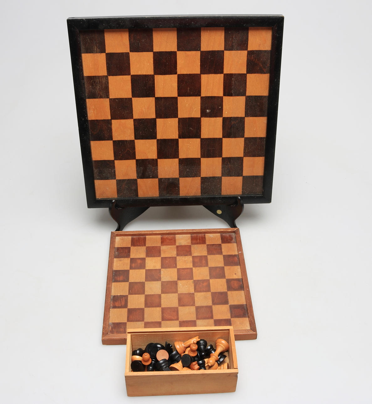 SCHACKBRÄDE, 2 st, 1900-tal.