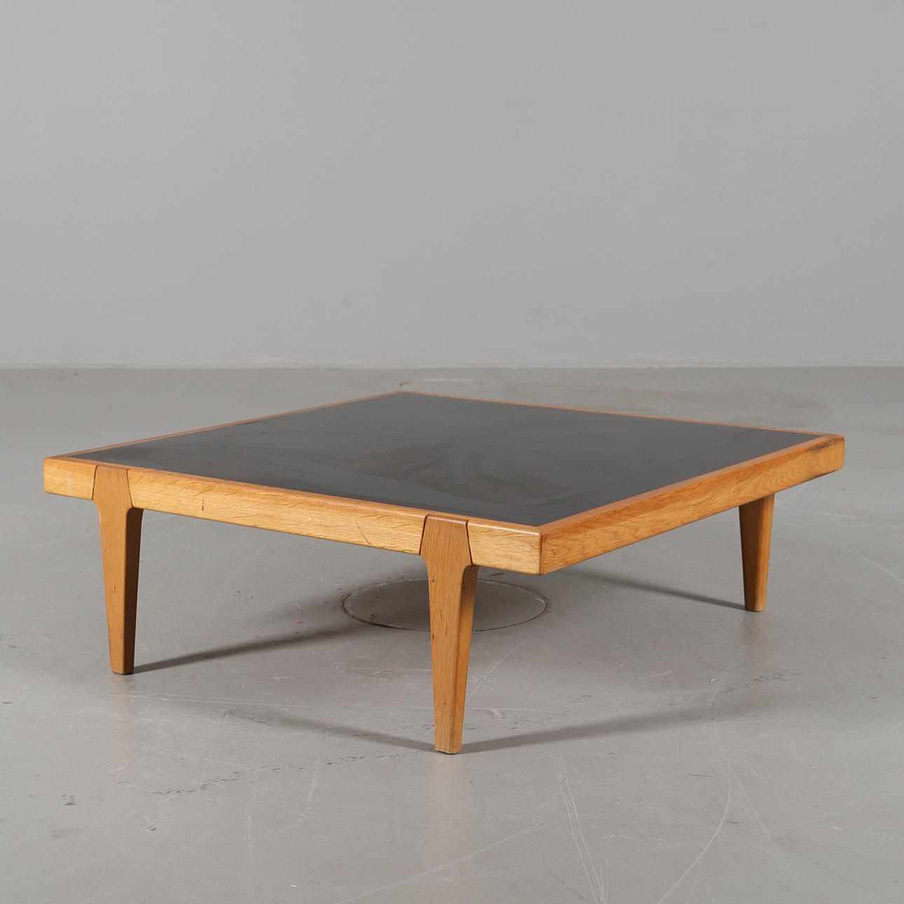 ERIK WÖRTZ. Soffbord i ek med skiva av svart laminat, för IKEA 1960-tal.