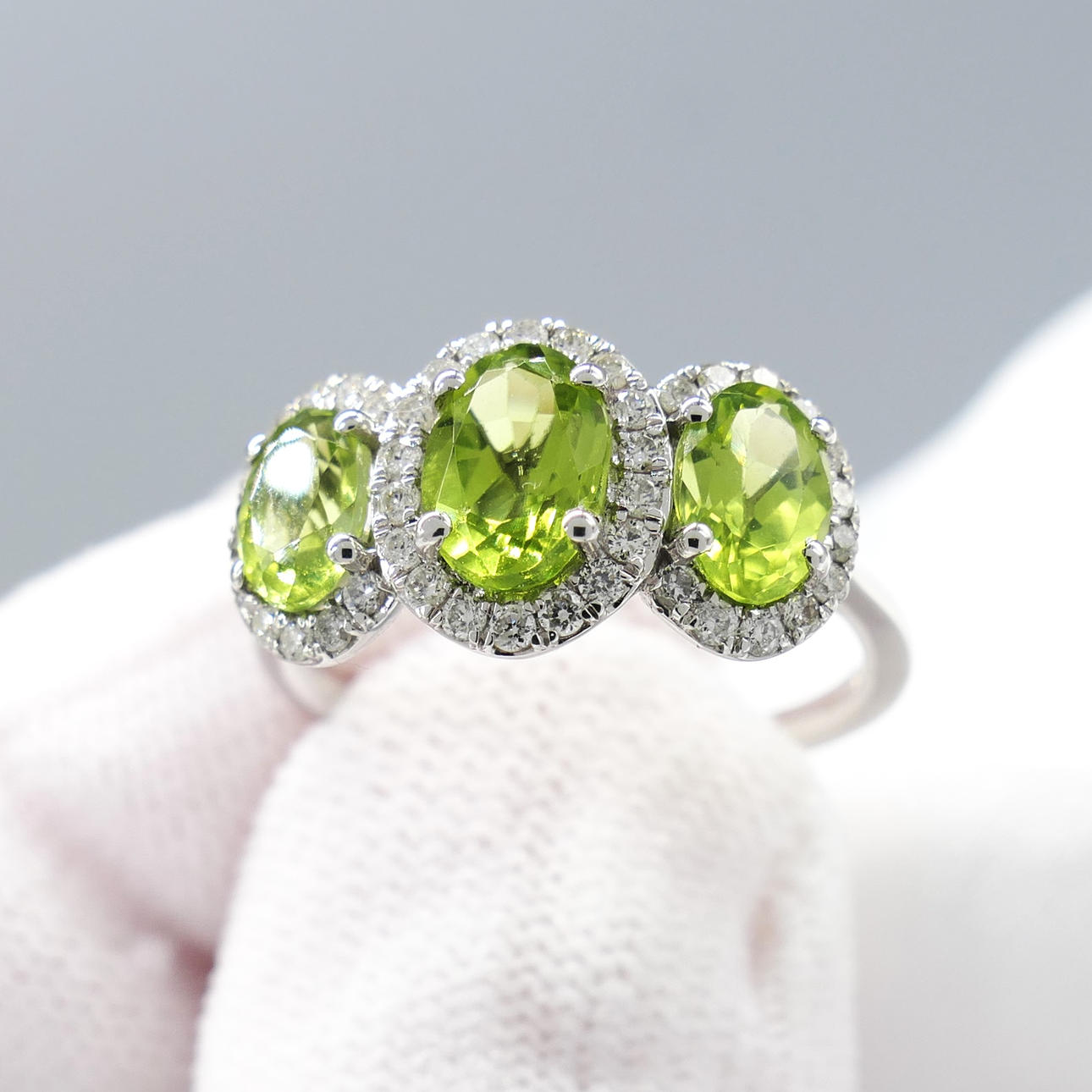PERIDOT & DIAMOND 3-stone ring.