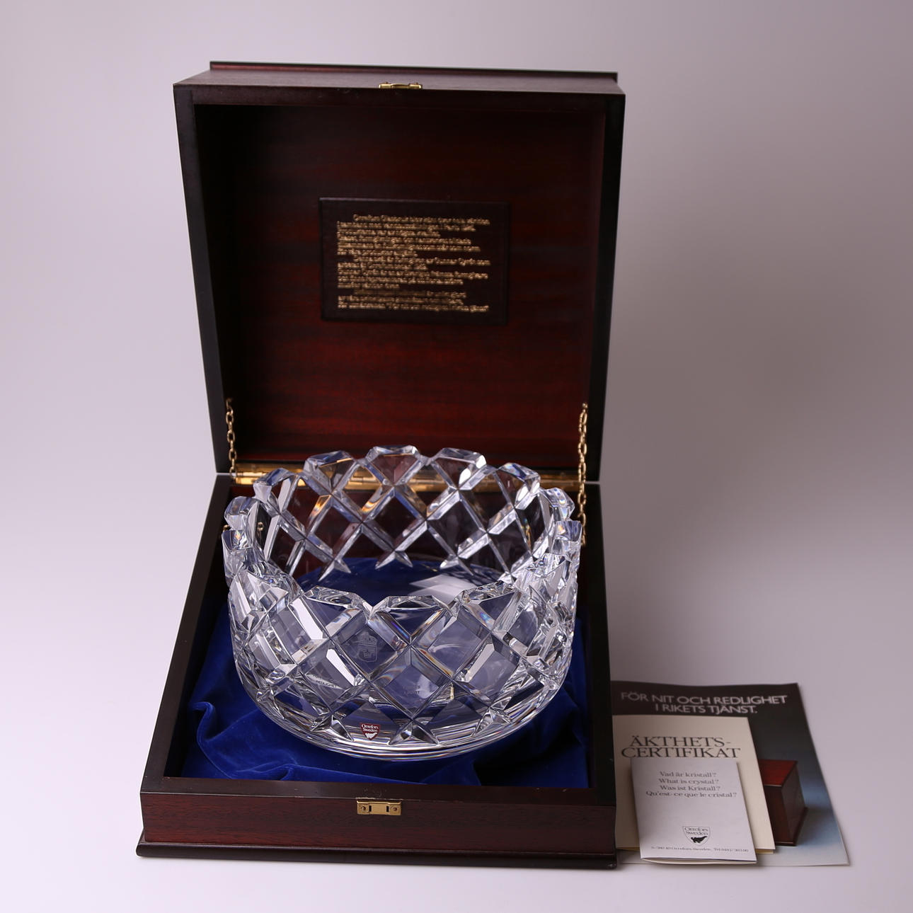 GUNNAR CYRÉN. SKÅL, helkristall, signerad Gunnar Cyrén - Orrefors, utmärkelsen 1983 "För Nit och Redlighet i Rikets Tjänst".