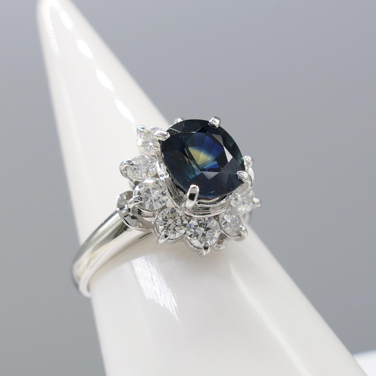 SAPPHIRE (1.80ct) & DIAMOND (0.70ct) ring.