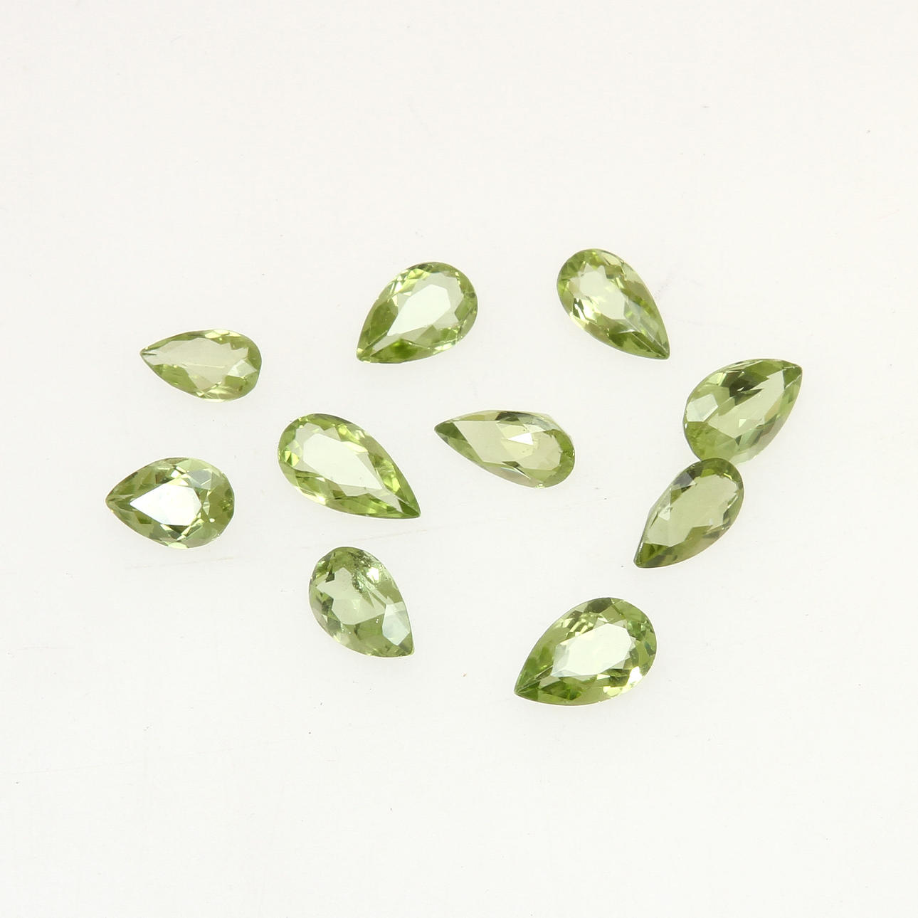 PERIDOTER, 10 st, oinfattade. Vikt 11,10 ct.