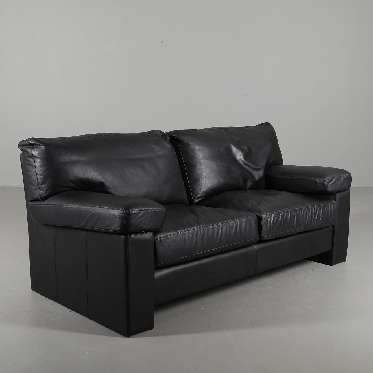 SOFFA tvåsits i svart skinn 2000-tal.