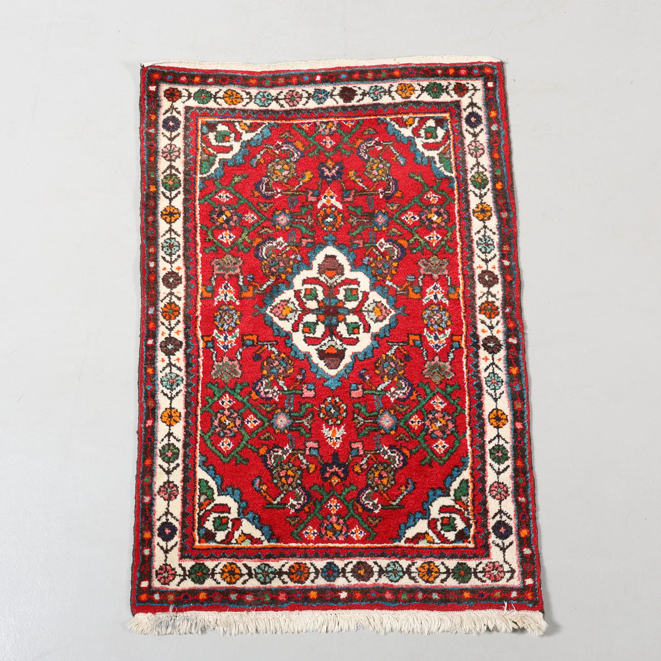 MATTA, handknuten, 106 x 72 cm.