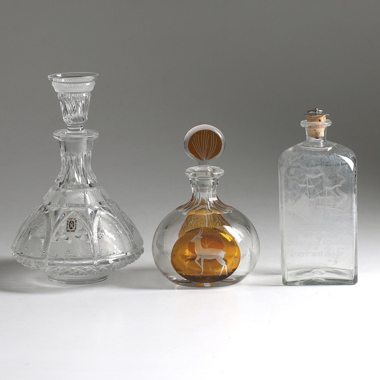 KARAFFER och FLASKA, 3 delar kristall och glas, 18/1900-tal.
