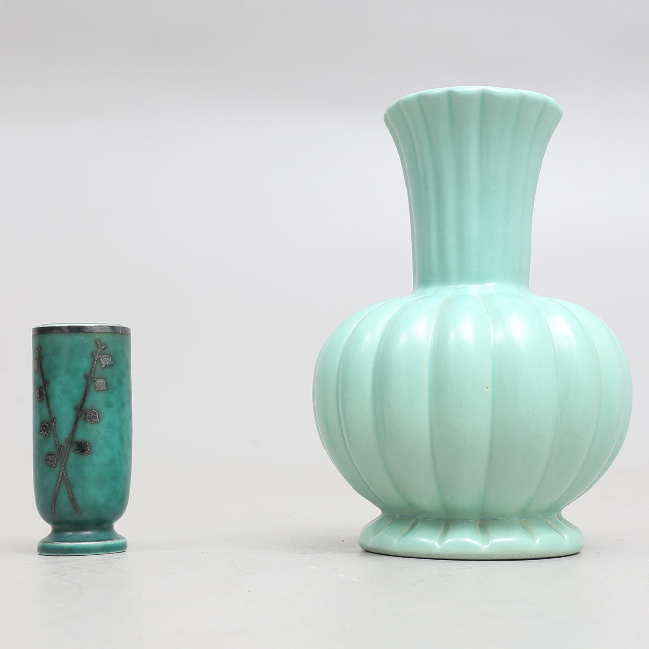 VASER, 2 stycken, "Argenta", Wilhelm Kåge, Gustavsberg, samt Bo Fajans.