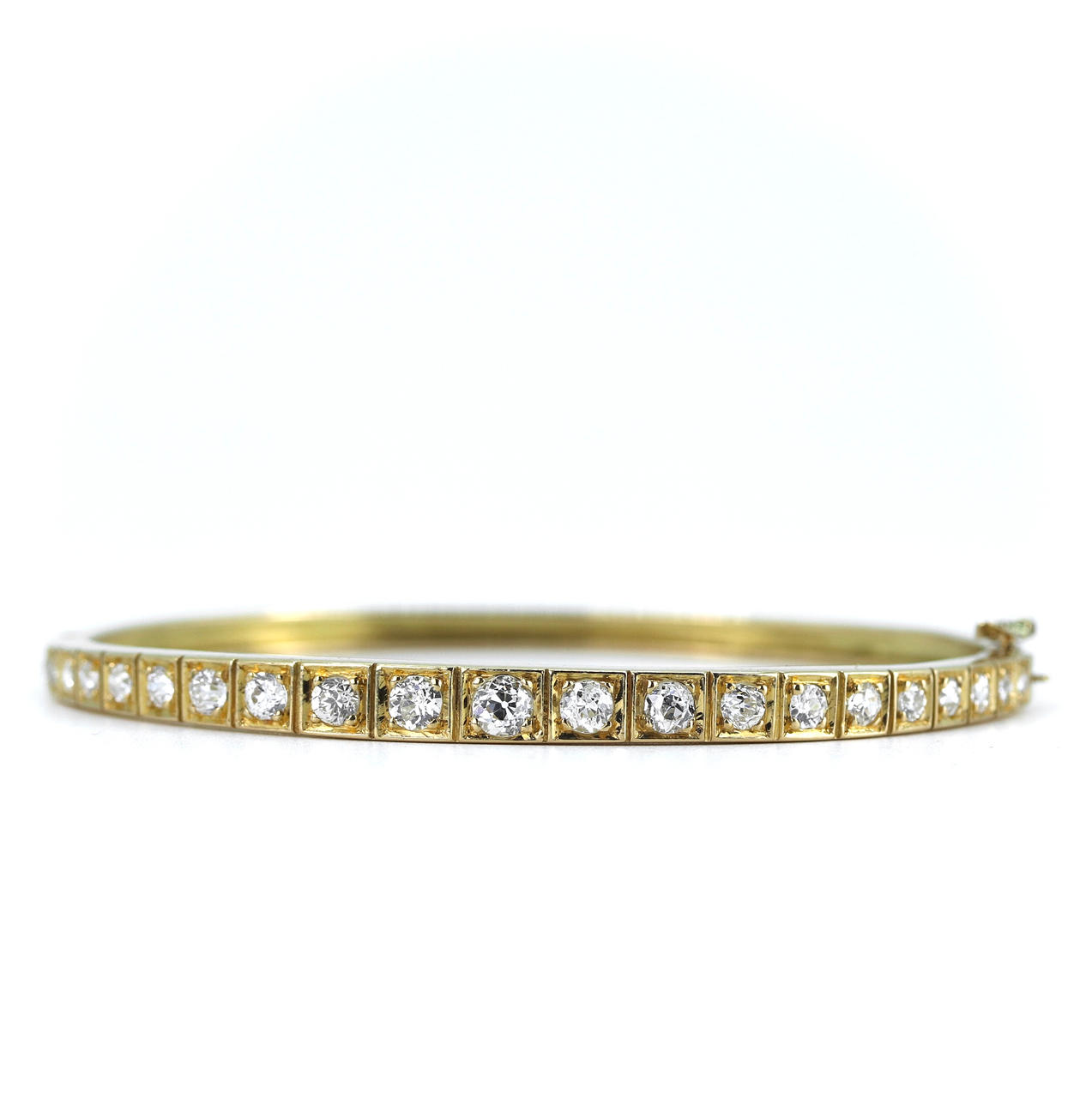 18CT GOLD DIAMOND SET BANGLE (2.75CT).
