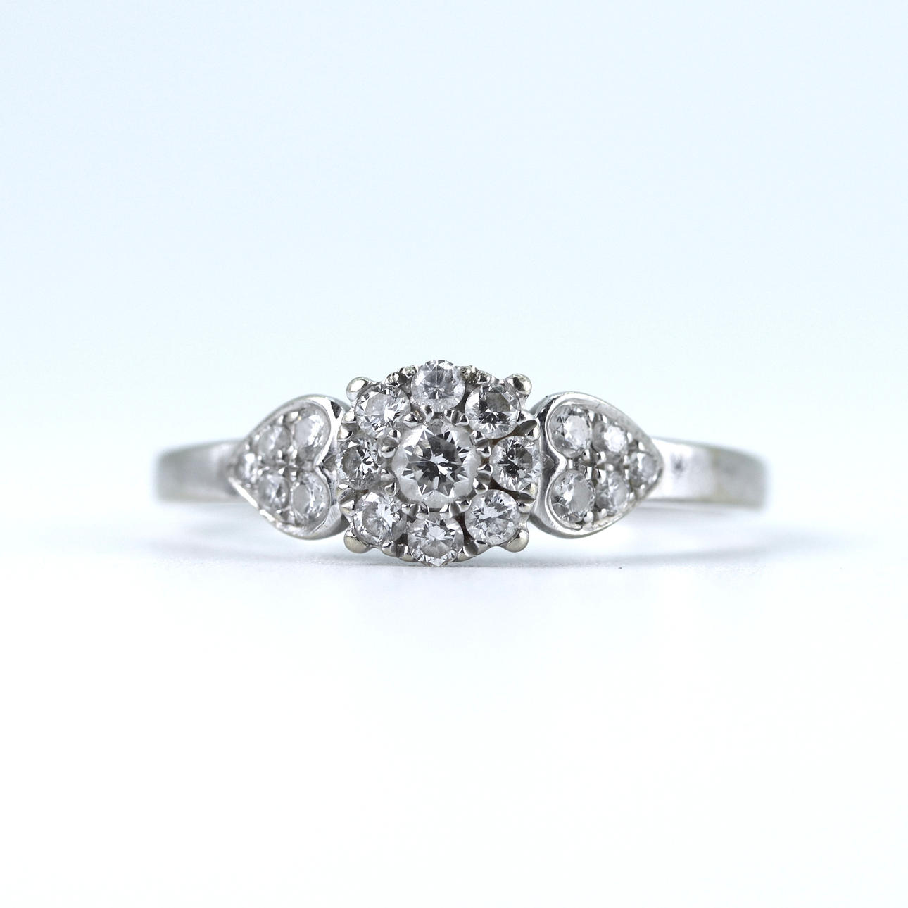 18CT WHITE GOLD DIAMOND SET RING.