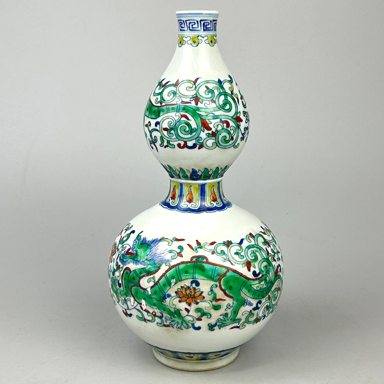 CHINESE PORCELAIN GOURD VASE.