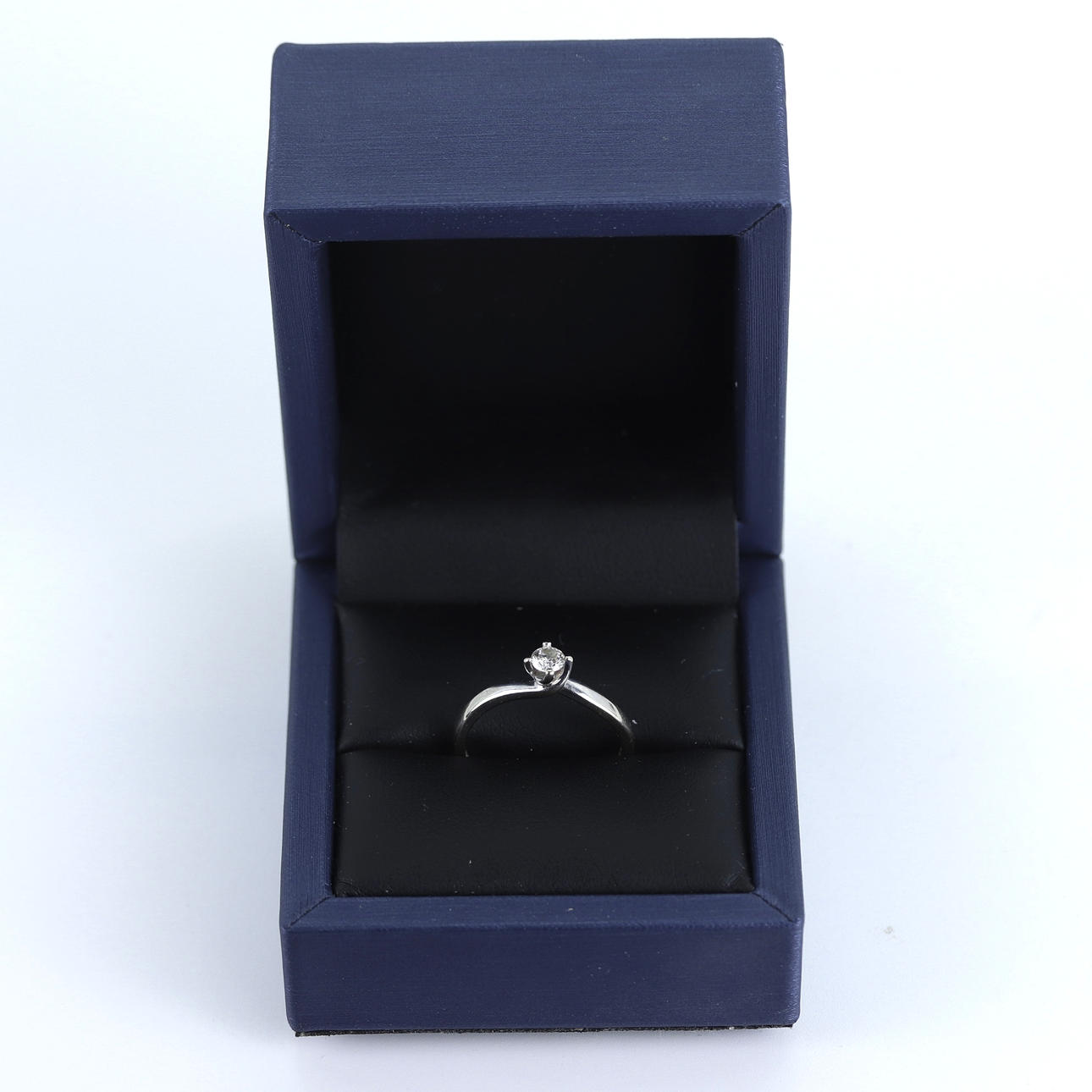 18CT WHITE GOLD DIAMOND SET SOLITAIRE RING.