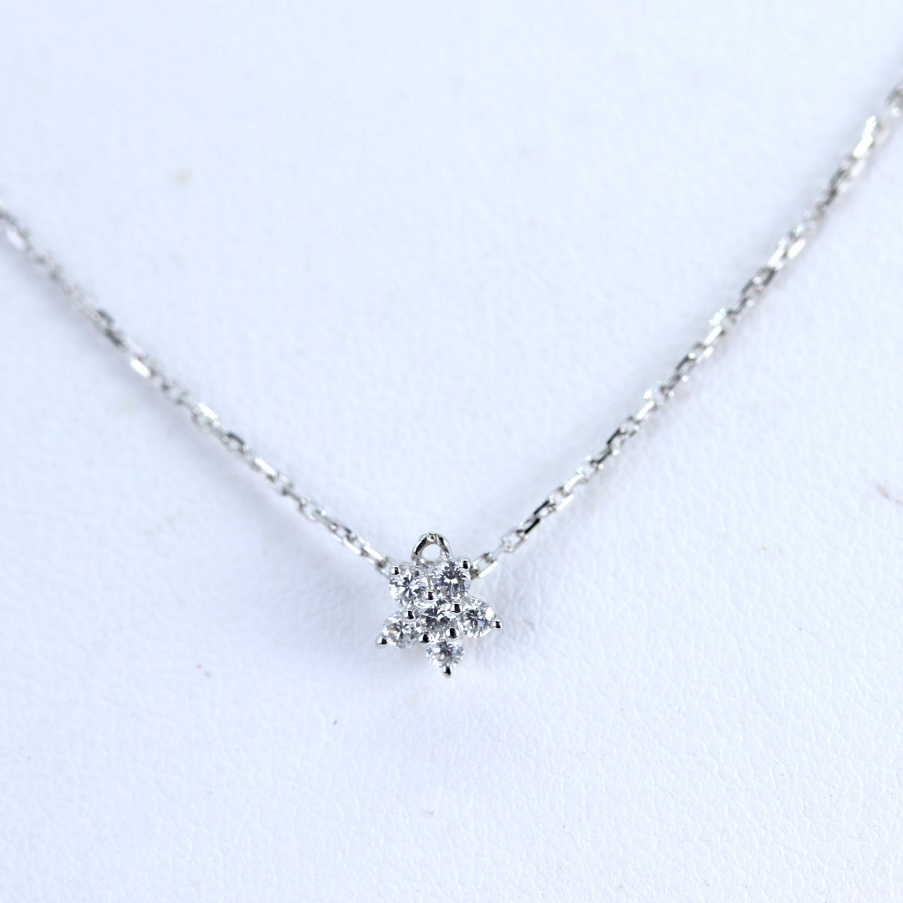 18CT WHITE GOLD DIAMOND SET NECKLACE.