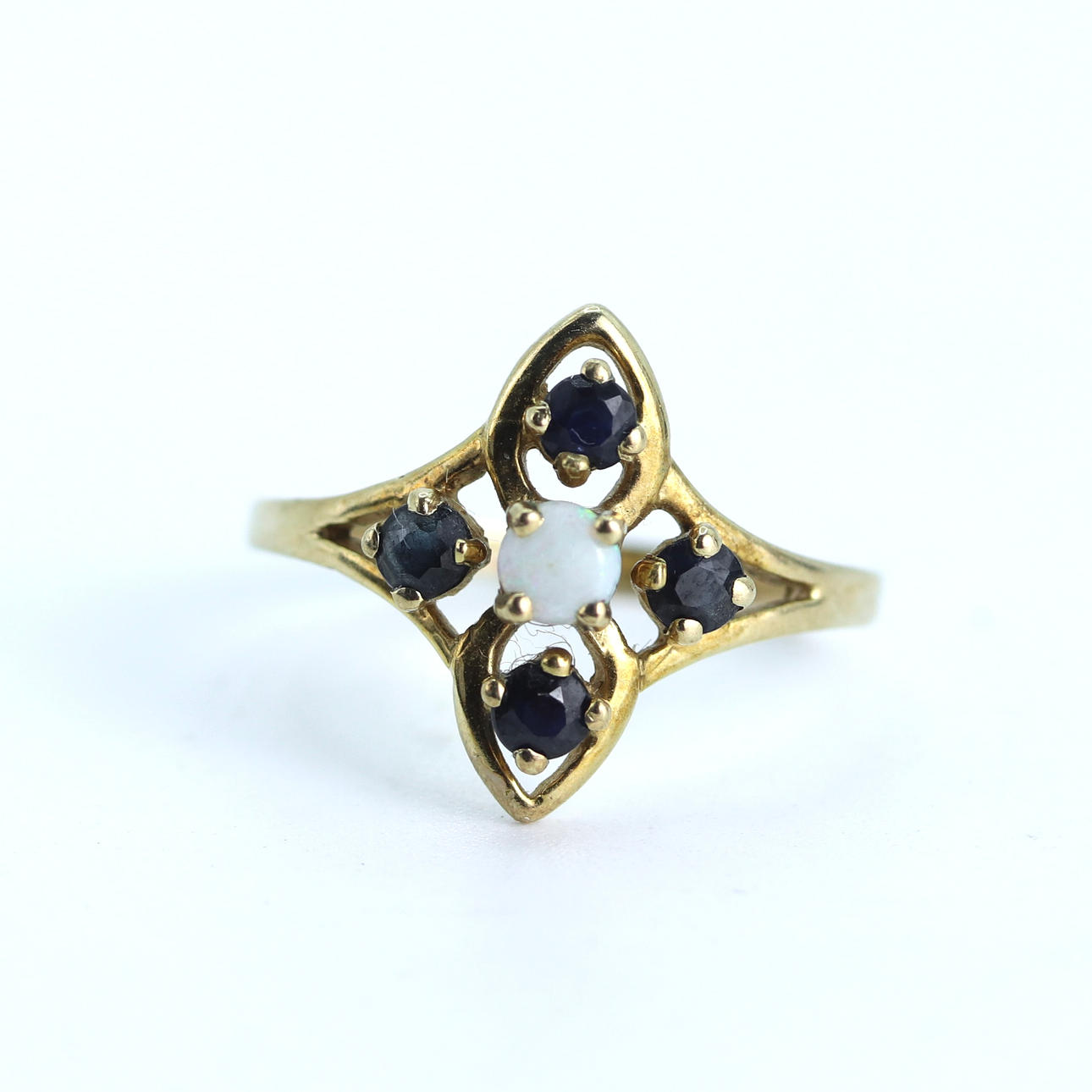 9CT GOLD SAPPHIRE & OPAL SET RING.