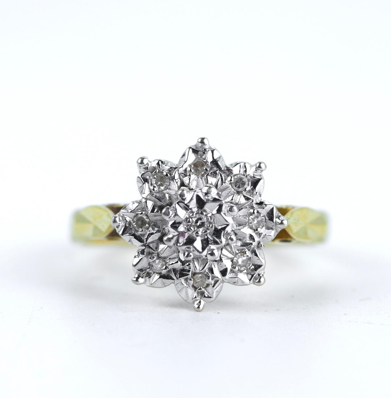 18CT GOLD AND DIAMOND SET CLUSTER RING.