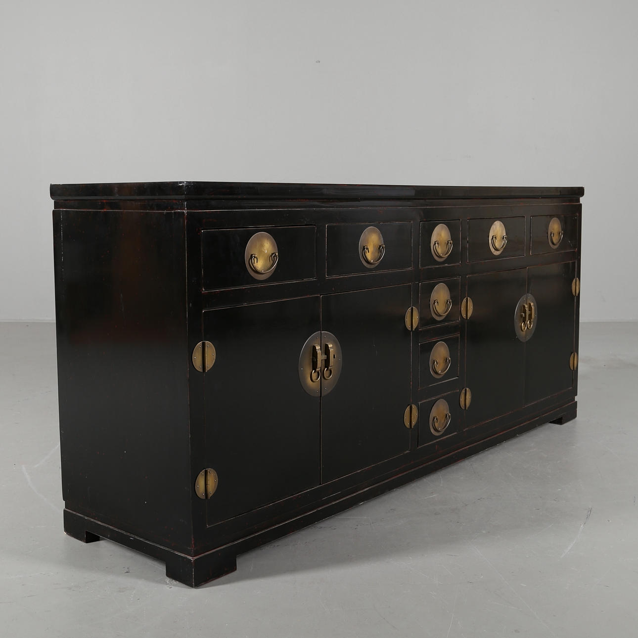 SKÄNK i svartlackat trä, Kina modern.