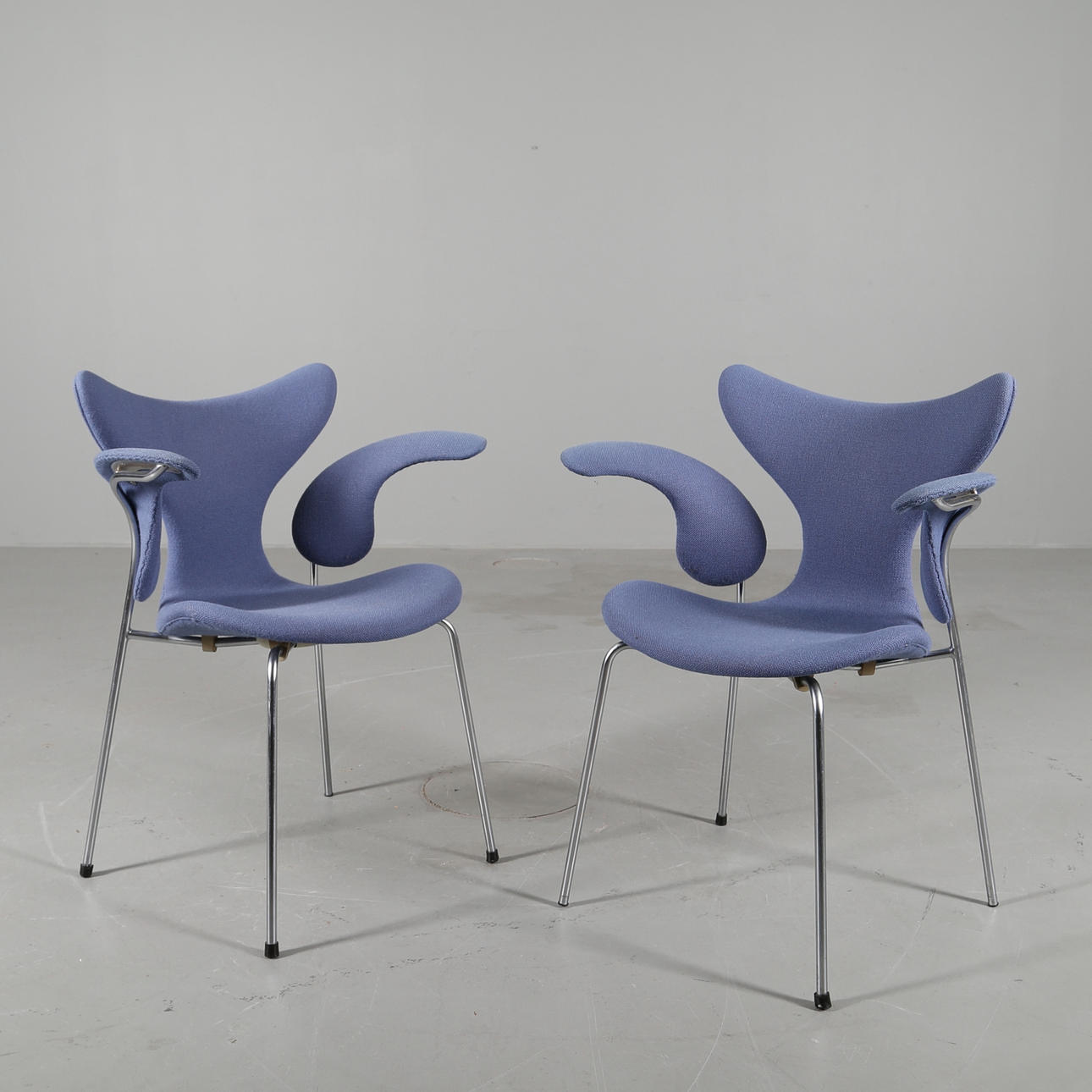 STOLAR, ett par, "Måsen/Mågen", modell 3208, Arne Jacobsen, Fritz Hansen.