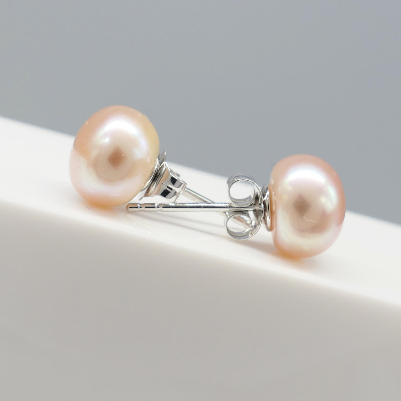 PEARL & WHITE GOLD ear studs.