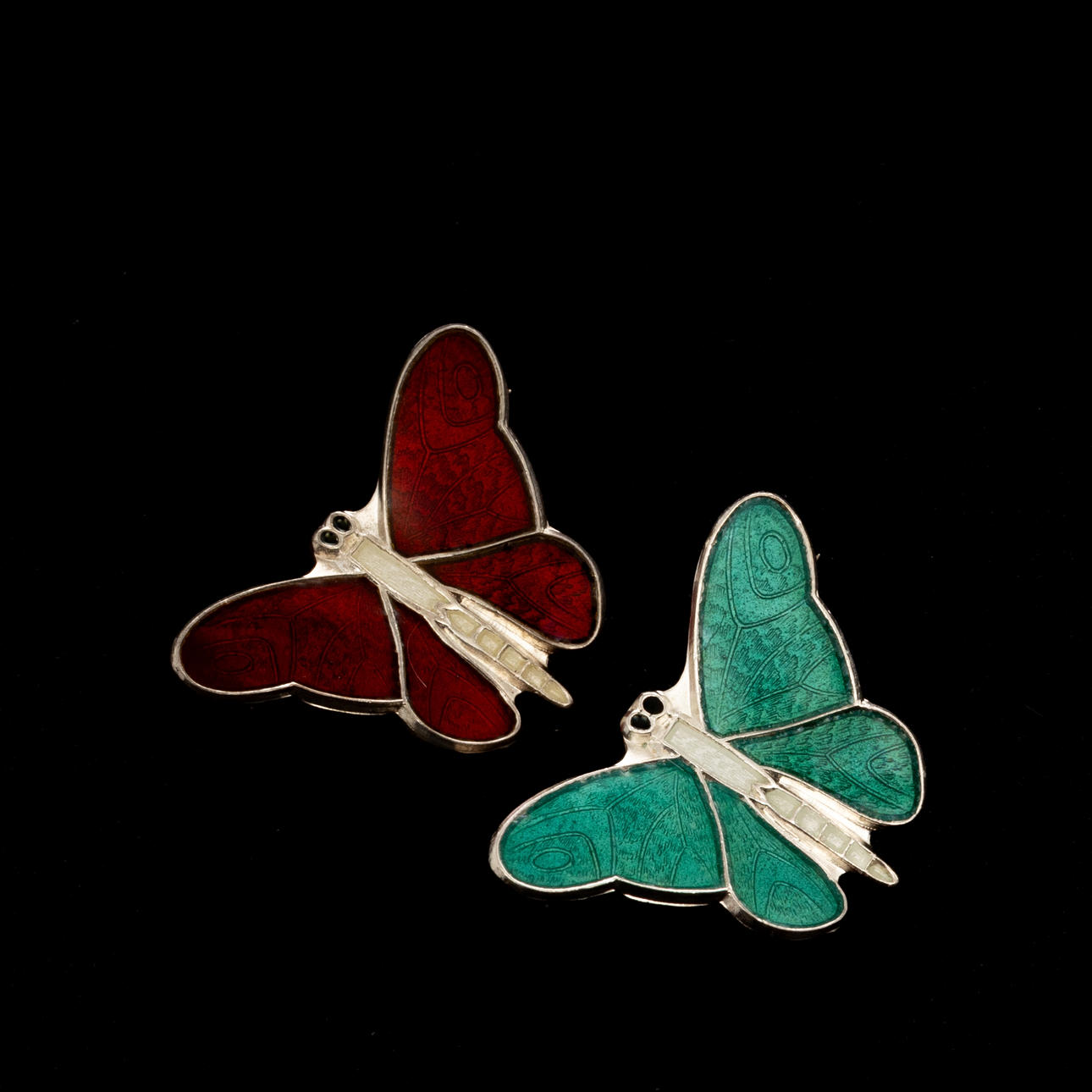 BROSCHER, 2 st, Sterlingsilver, Emaljdekor, Norge.