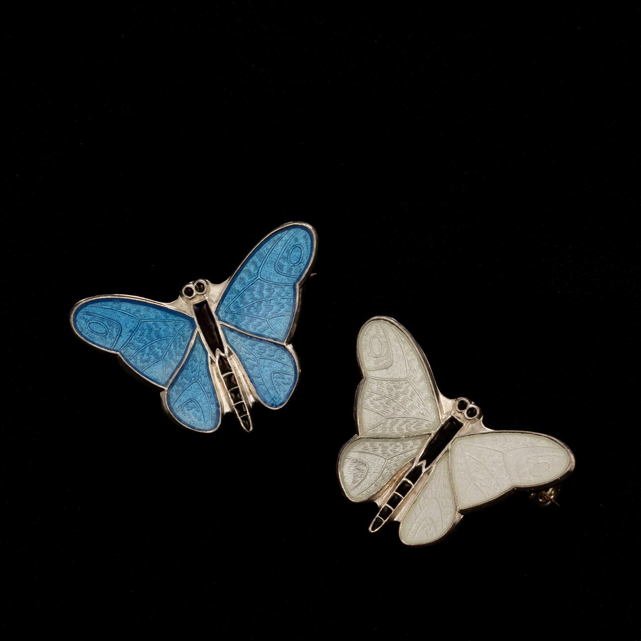BROSCHER, 2 st, Sterlingsilver, Emaljdekor, Norge.