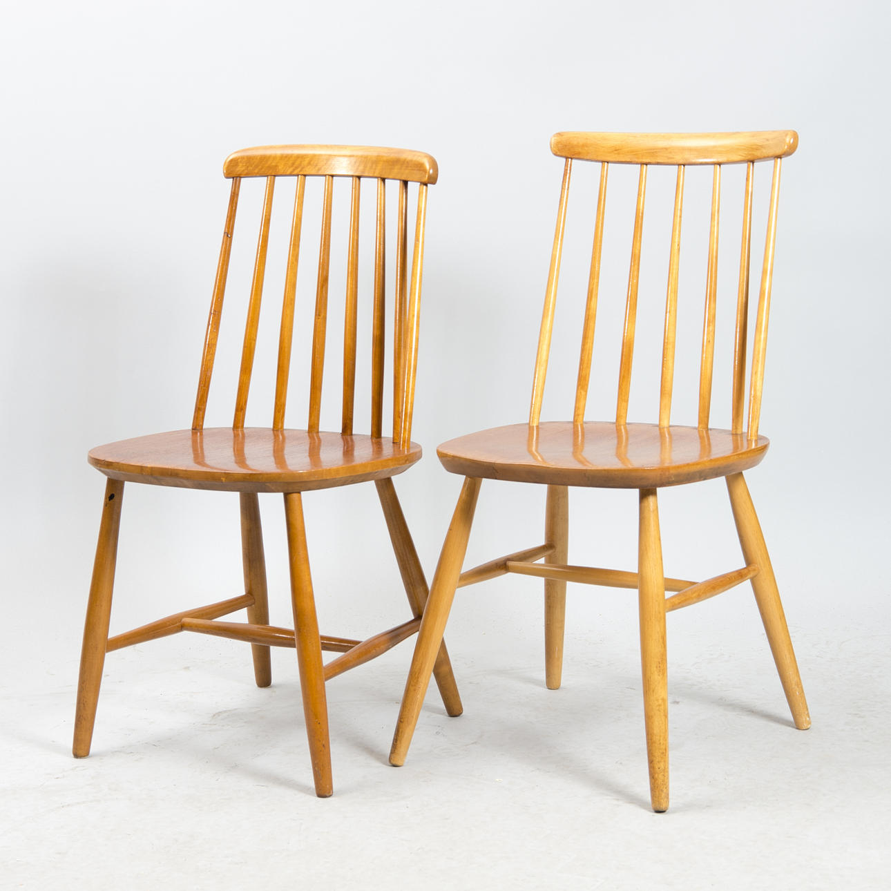 PINNSTOLAR, 2 snarlika, teak/björk.