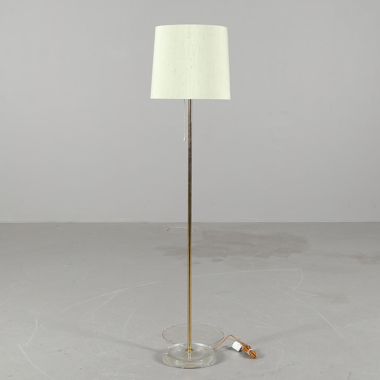 GOLVLAMPA med fot av glas, Sverige 1970-tal.