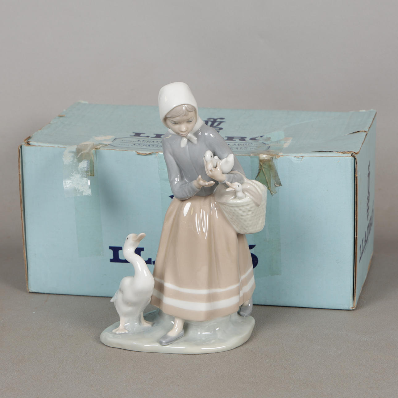 A LLADRO FIGURINE 'SHEPHERDESS WITH DUCKS'.