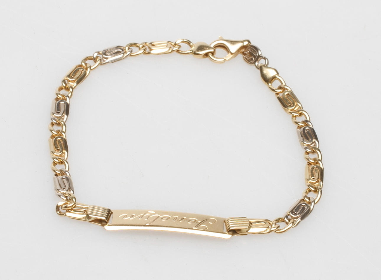 ARMBAND MED NAMNBRICKA, 18k guld, vikt ca 7,7 gr.